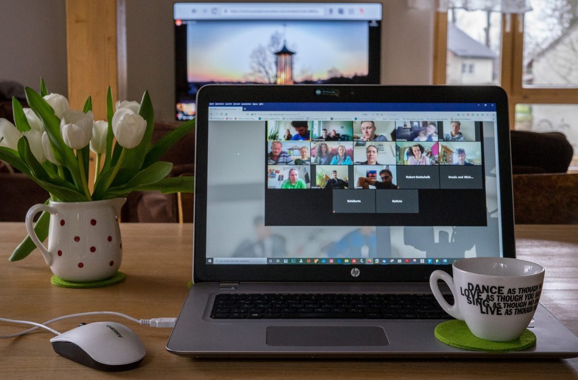 Fotografía reunión online por ordenador