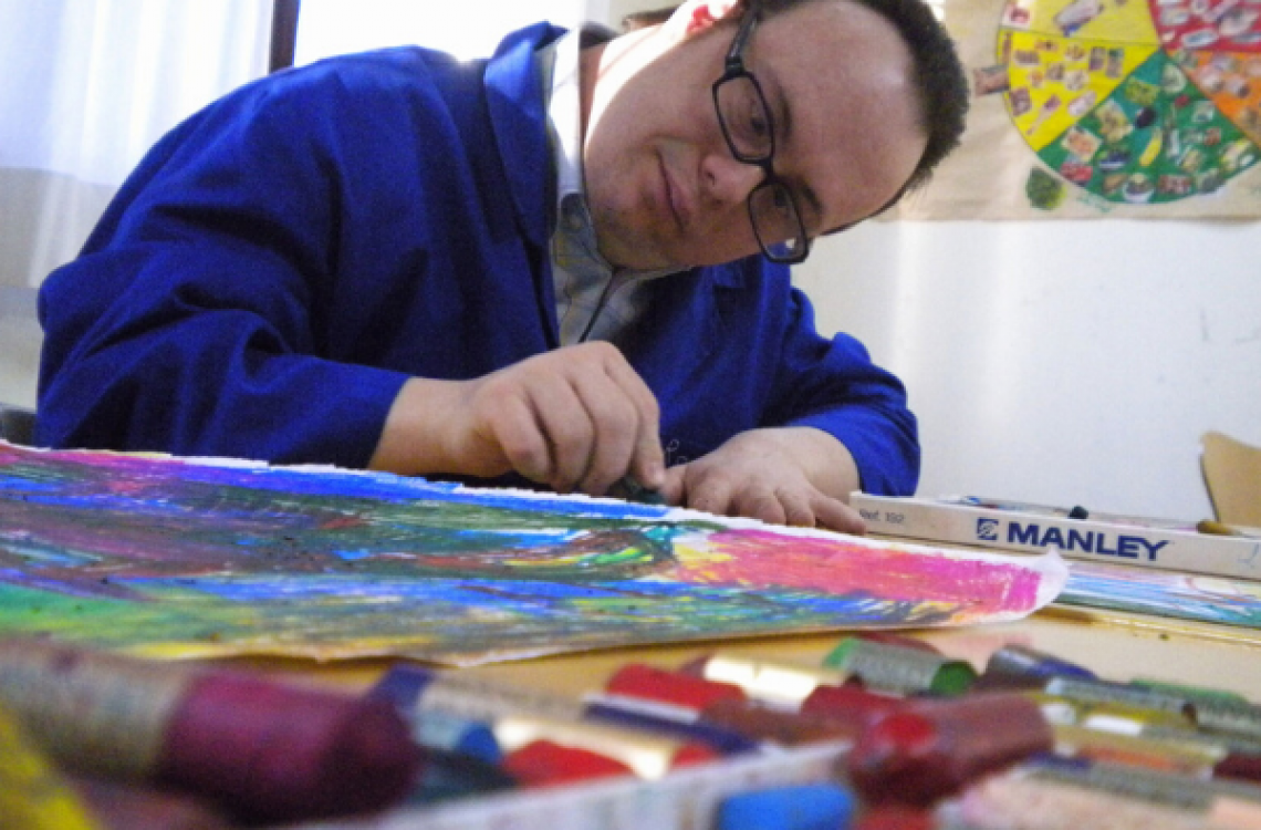 Un alumno de Down Madrid en una clase de pintura