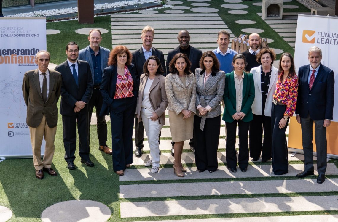 Foto de familia de los ponentes.